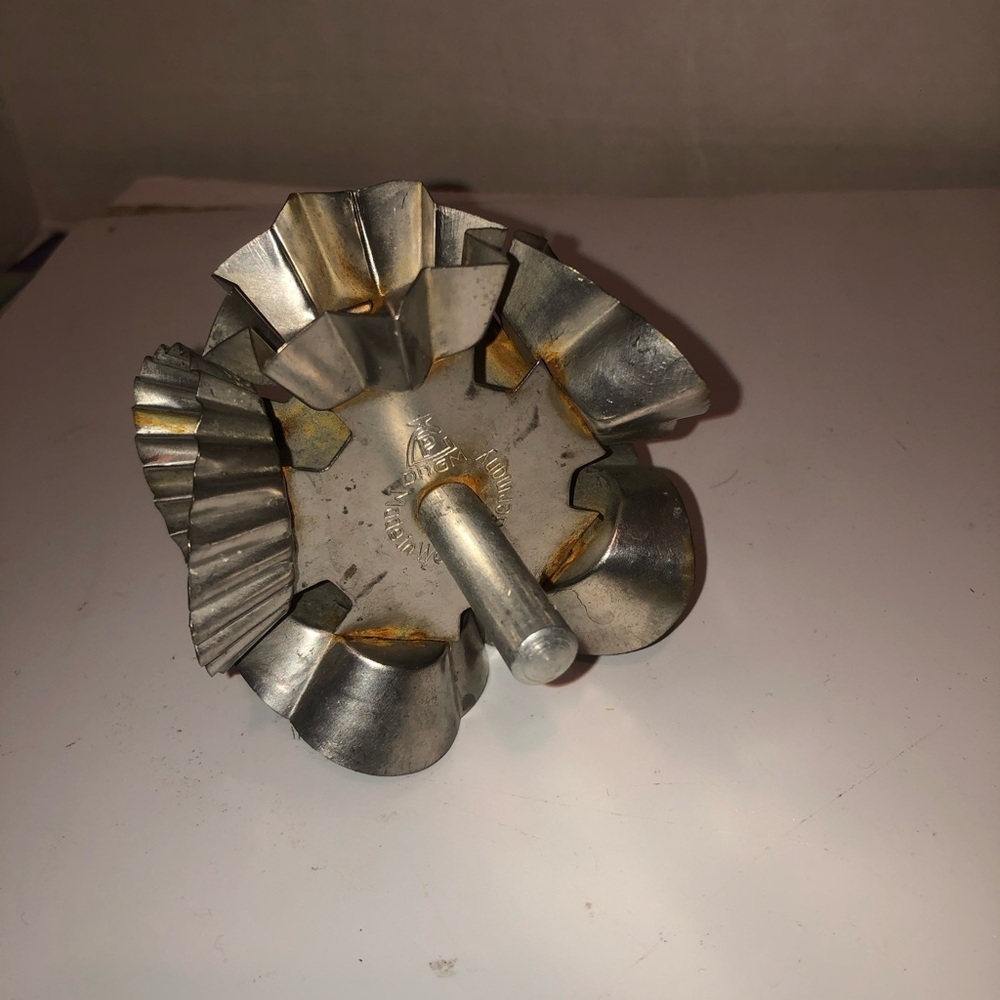 1930's rolling steel cookie cutter w/6 different cookie designs. Used
